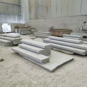 衢州 整石台阶（大面火烧+侧面自然面），出货前厂内拼装