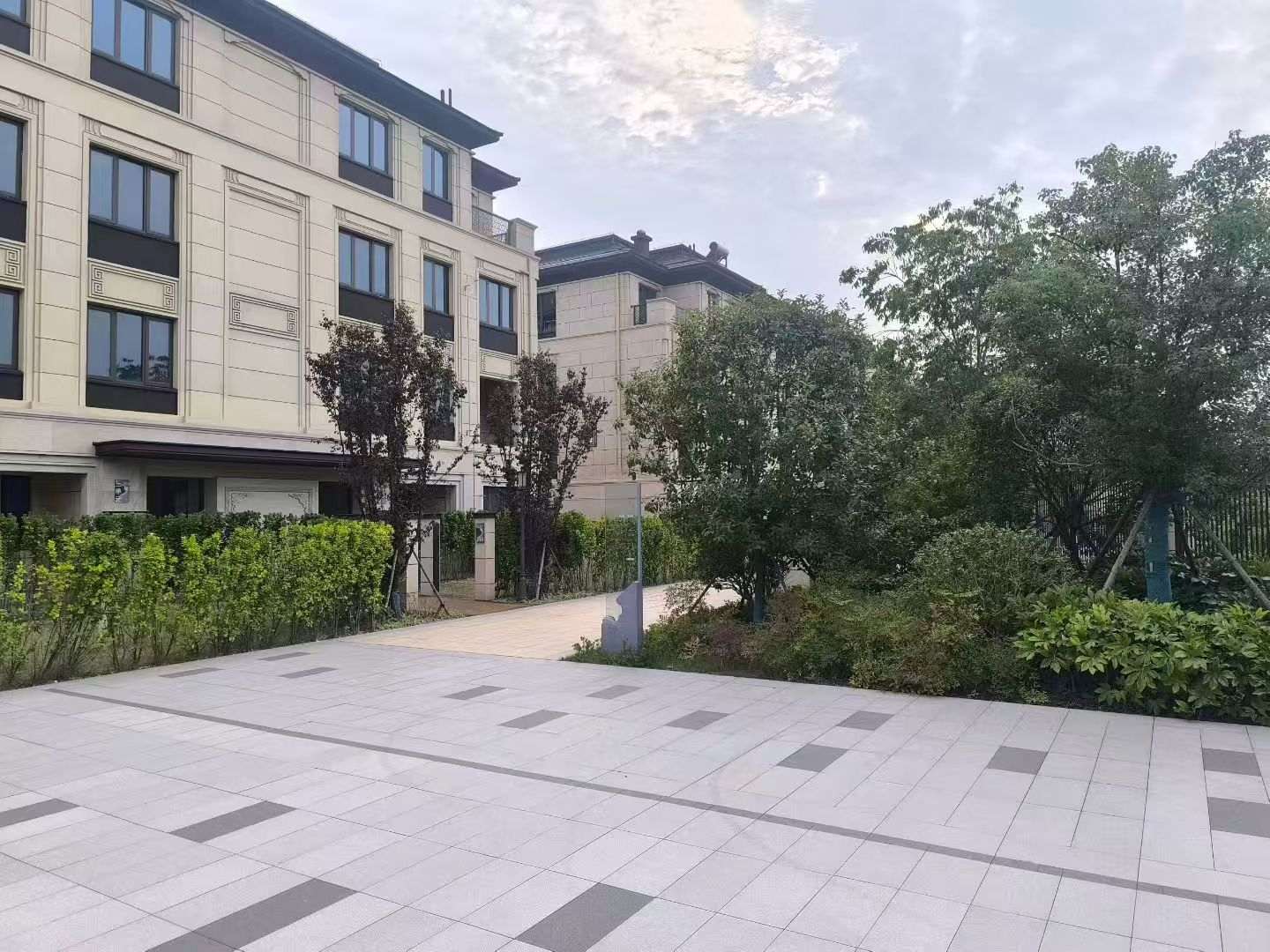 衢州 芝麻白与芝麻白搭配铺装，尺寸1200*600