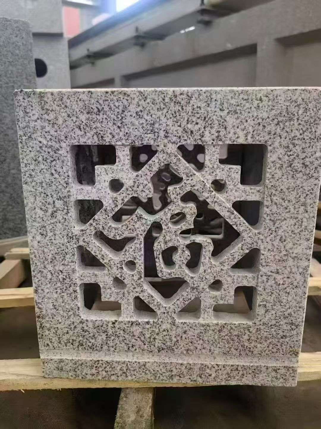 衢州 芝麻白花岗岩镂空雕花灯笼